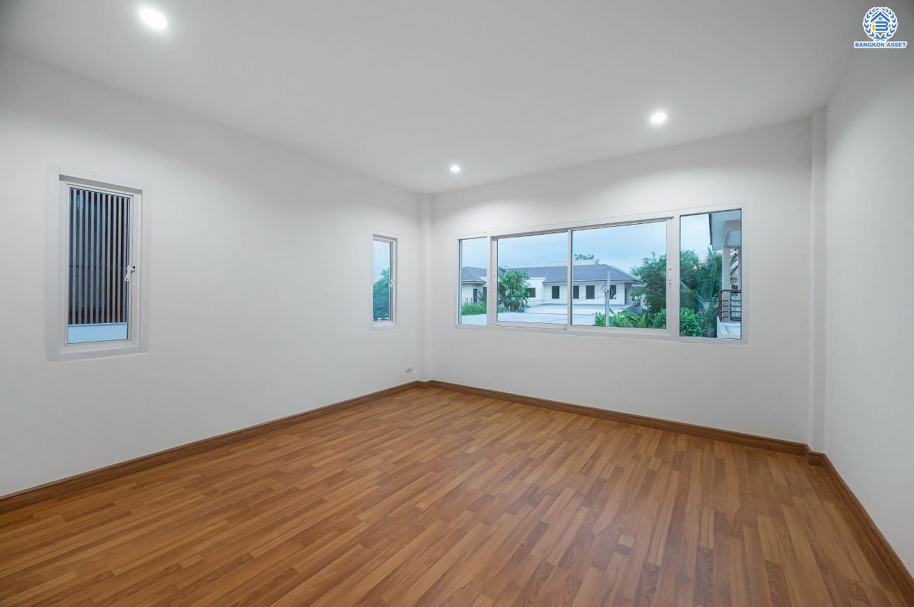 บ้านมือสองตกแต่งใหม่ โครงการ บุษราคัมรีเจนท์ ปิ่นเกล้า-บรมราชชนนี เนื้อที่ 54.20 ตร.ว. ฟังก์ชัน 3 ห้องนอน 3 ห้องน้ำ จอดรถได้ 2 คัน สภาพแวดล้อมดี เดินทางเข้าสู่เมืองได้สะดวกเชื่อมต่อ ถนนพุทธมณฑล สาย 2, ถนนบรมราชชนนี, ถนนกาญจนาภิเษก, ถนนศาลาธรรมสพน์ ใกล้เซ็นทรัลปิ่นเกล้า และ จุดขึ้นทางด่วน "ศรีรัช"...